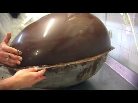 Giant chocolate egg!- Chocolate Cake desing